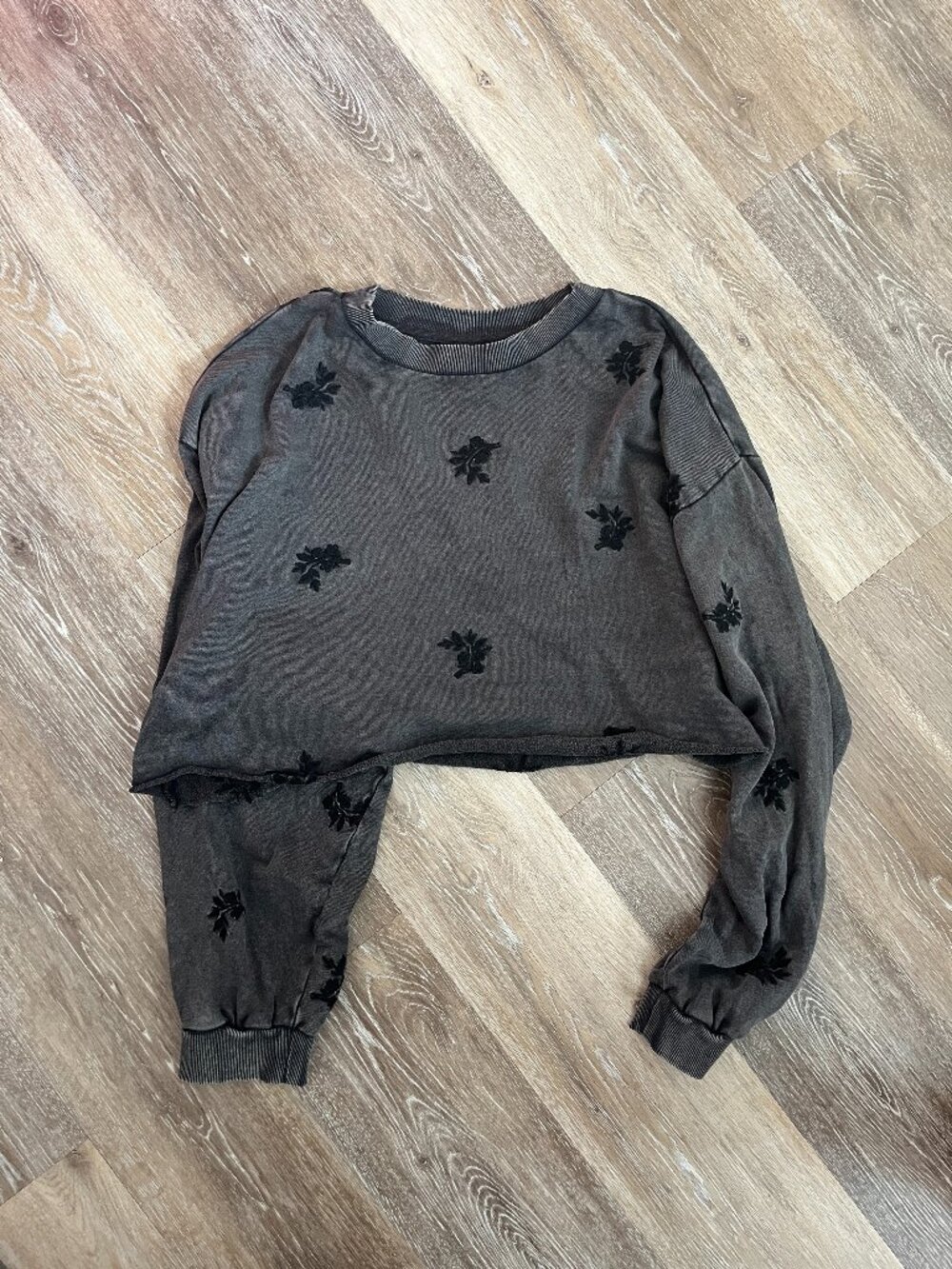 Faded Gray Floral Embroidered Cropped Oversized Sweatshirt Sweater